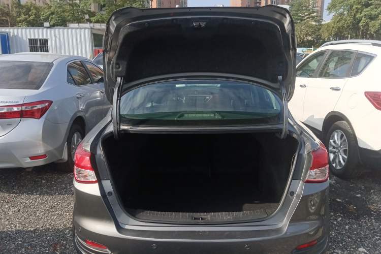Used Nissan Lannia 2016 1.6L CVT Smart Cool Edition Trunk