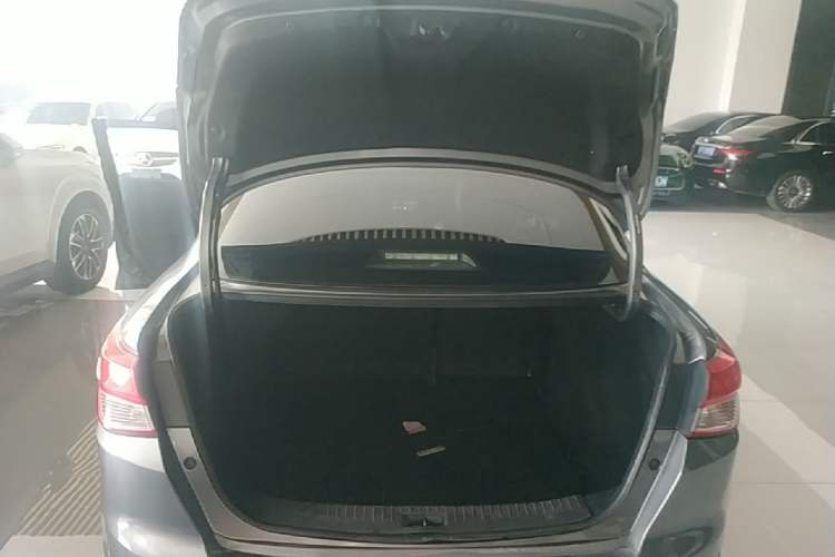 Used Nissan Lannia 2016 1.6L CVT Smart Cool Edition Trunk