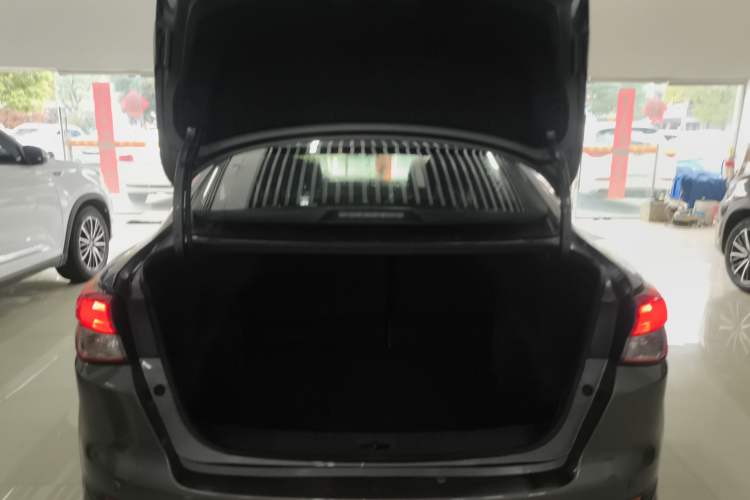 Used Nissan Lannia 2016 1.6L CVT Smart Cool Edition Trunk