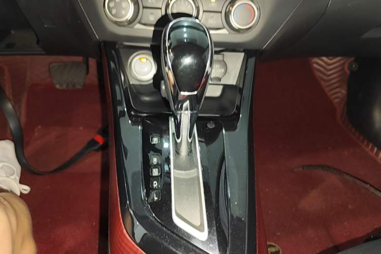Used Nissan Lannia 2016 1.6L CVT Smart Cool Edition Gear Lever