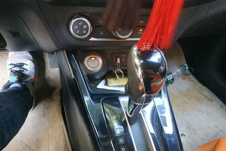 Used Nissan Lannia 2016 1.6L CVT Smart Cool Edition Gear Lever