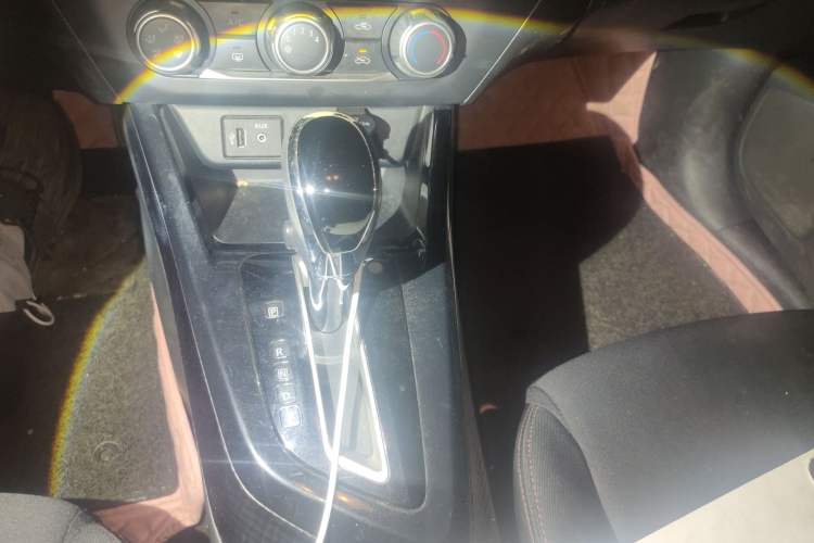 Used Nissan Lannia 2016 1.6L CVT Cool Edition Gear Lever