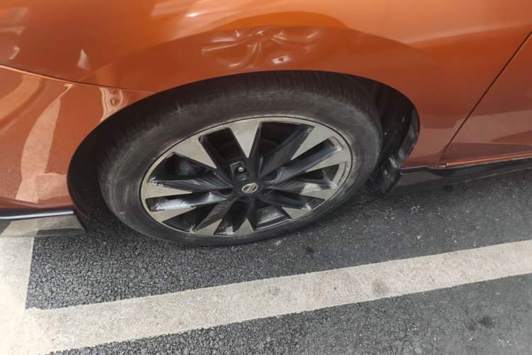 Used Nissan Lannia  Left Front Wheel Hub