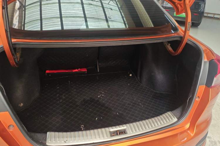 Used Nissan Lannia 2016 1.6L CVT Smart Edition Trunk