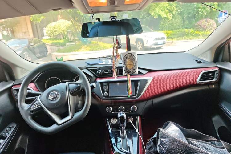 Used Nissan Lannia 2016 1.6L CVT Smart Cool Edition Center Console