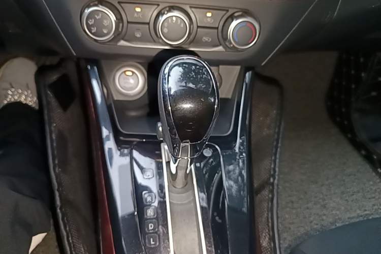 Used Nissan Lannia 2016 1.6L CVT Smart Cool Edition Gear Lever