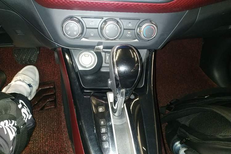 Used Nissan Lannia 2016 1.6L CVT Smart Cool Edition Gear Lever