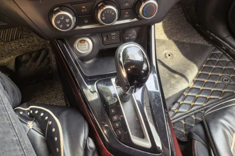 Used Nissan Lannia 2016 1.6L CVT Smart Cool Edition Gear Lever