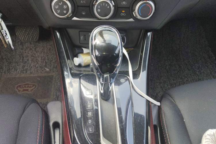 Used Nissan Lannia 2016 1.6L CVT Cool Edition Gear Lever