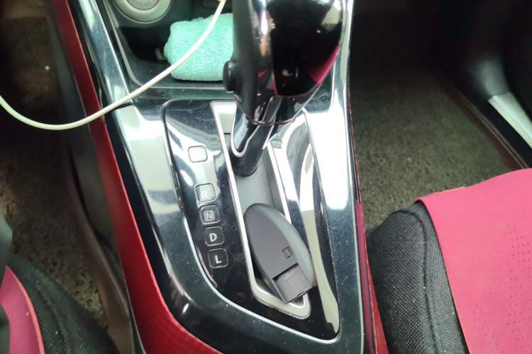 Used Nissan Lannia 2016 1.6L CVT Smart Cool Edition Gear Lever