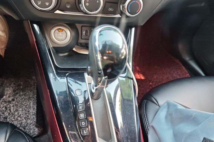 Used Nissan Lannia 2016 1.6L CVT Smart Cool Edition Gear Lever