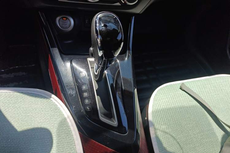 Used Nissan Lannia 2016 1.6L CVT Smart Cool Edition Gear Lever