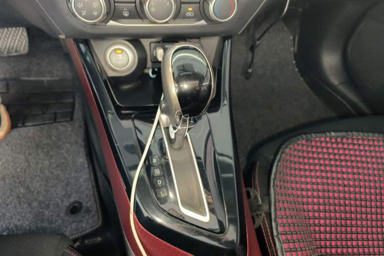 Used Nissan Lannia 2016 1.6L CVT Smart Cool Edition Gear Lever