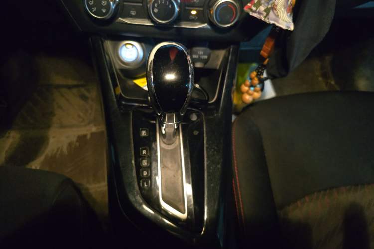 Used Nissan Lannia 2016 1.6L CVT Smart Cool Edition Gear Lever