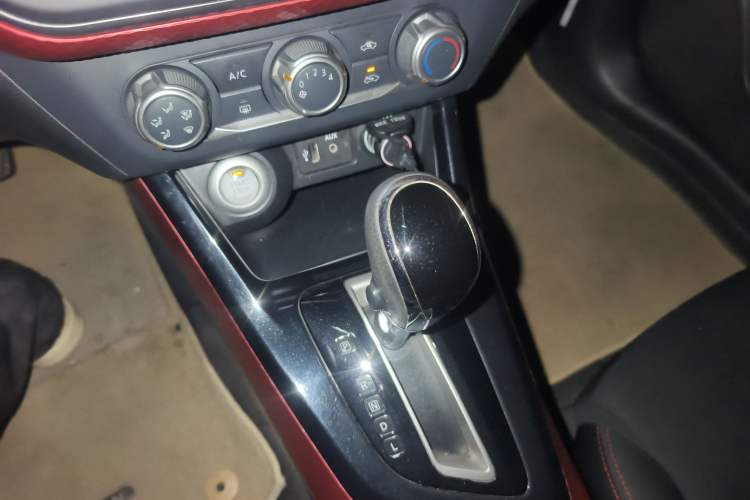 Used Nissan Lannia 2016 1.6L CVT Smart Cool Edition Gear Lever