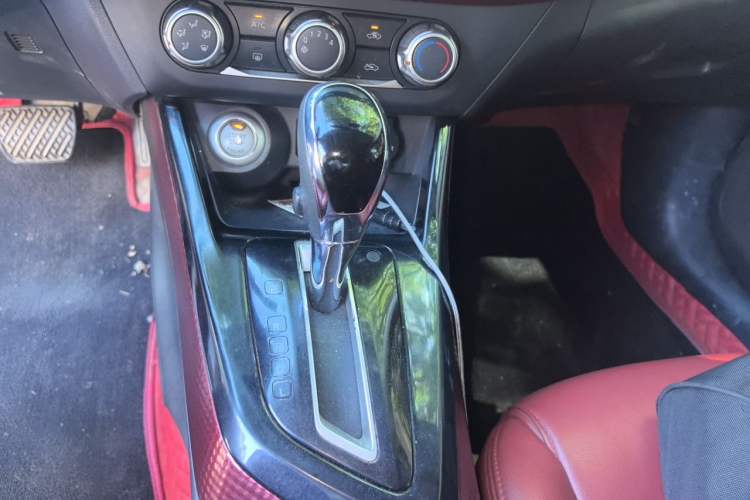 Used Nissan Lannia 2016 1.6L CVT Smart Cool Edition Gear Lever