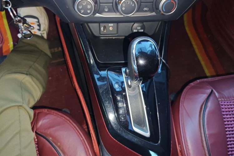 Used Nissan Lannia 2016 1.6L CVT Cool Edition Gear Lever