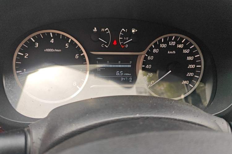 Used Nissan Lannia 2016 1.6L Manual Cool Edition Odometer Close Up
