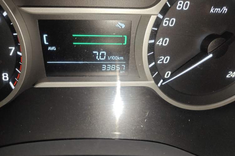 Used Nissan Lannia 2016 1.6L Manual Cool Edition Odometer Close Up