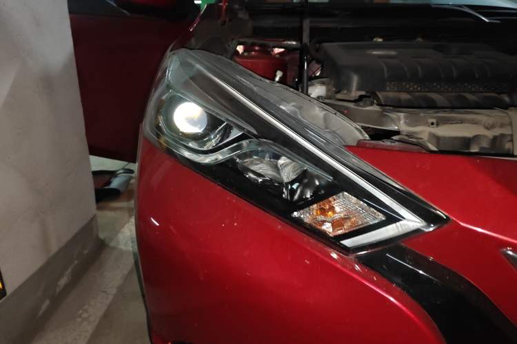 Used Nissan Lannia 2016 1.6L Manual Cool Edition Right Front Headlight