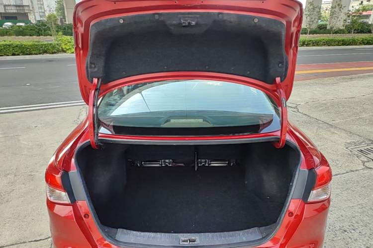 Used Nissan Lannia 2016 1.6L CVT Cool Edition Trunk