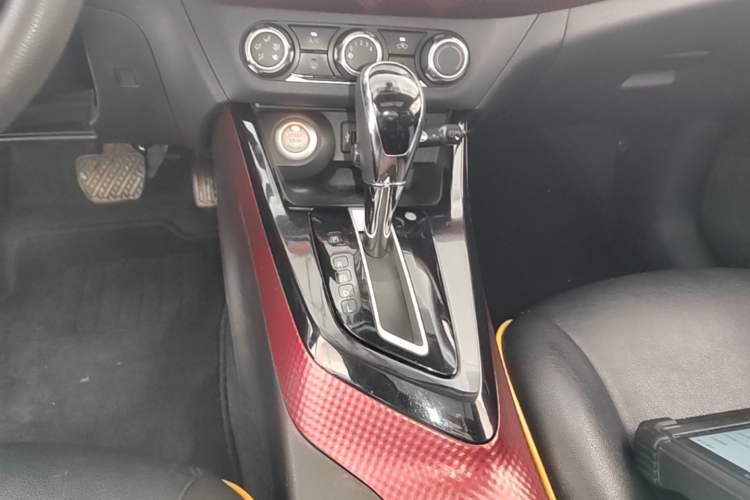 Used Nissan Lannia 2016 1.6L CVT Smart Cool Edition Gear Lever