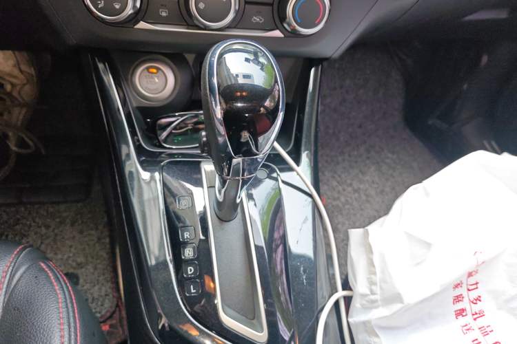 Used Nissan Lannia 2016 1.6L CVT Smart Cool Edition Gear Lever