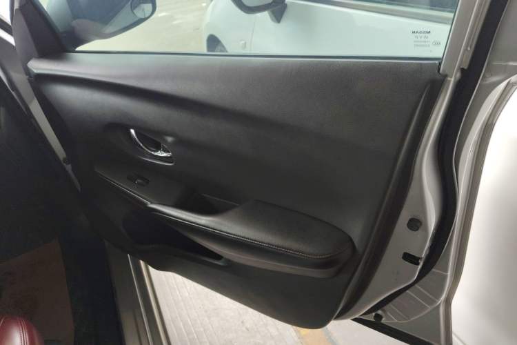 Used Nissan Lannia 2016 1.6L CVT Cool Edition Interior 5