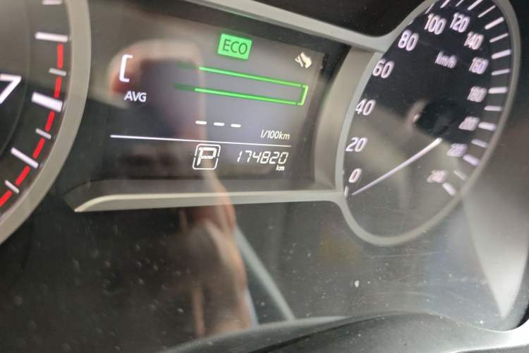 Used Nissan Lannia 2016 1.6L CVT Cool Edition Odometer Close Up