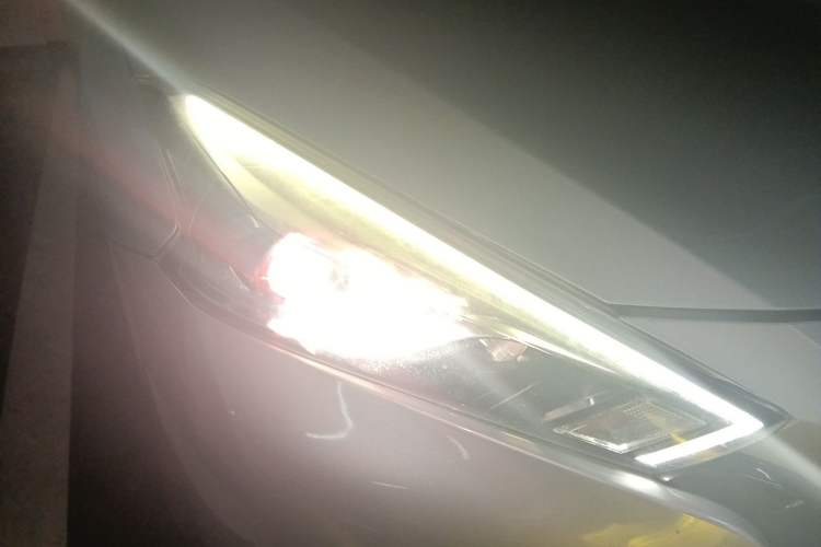 Used Nissan Lannia 2016 1.6L CVT Smart Cool Edition Right Front Headlight