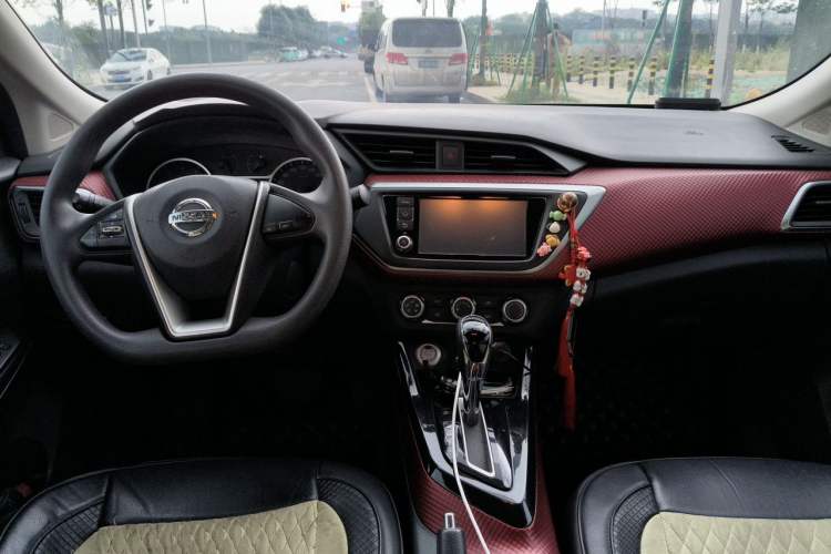 Used Nissan Lannia 2016 1.6L CVT Smart Cool Edition Center Console