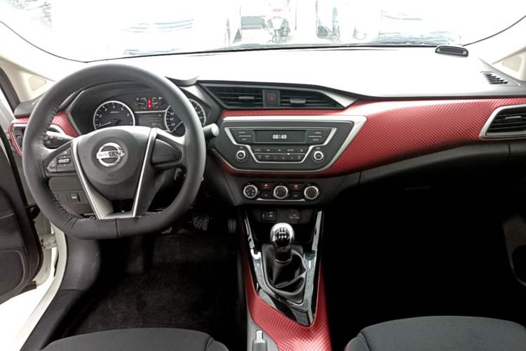 Used Nissan Lannia 2016 1.6L Manual Cool Edition Center Console