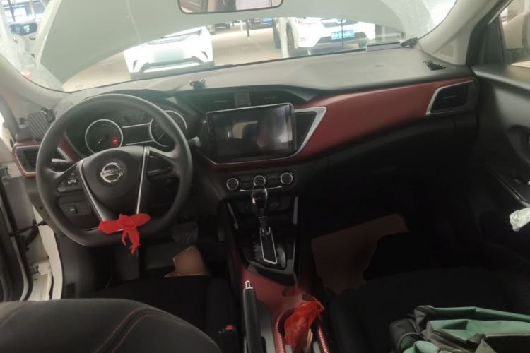 Used Nissan Lannia 2016 1.6L CVT Cool Edition Center Console