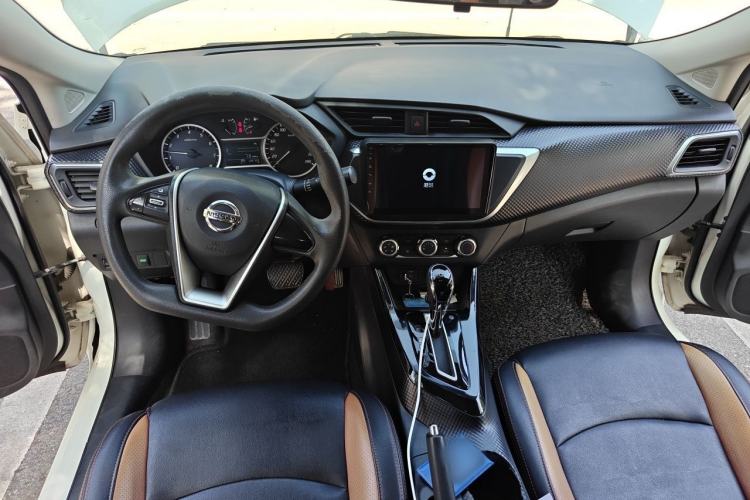 Used Nissan Lannia 2016 1.6L CVT Cool Edition Center Console