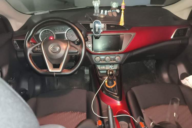 Used Nissan Lannia 2016 1.6L Manual Cool Edition Center Console