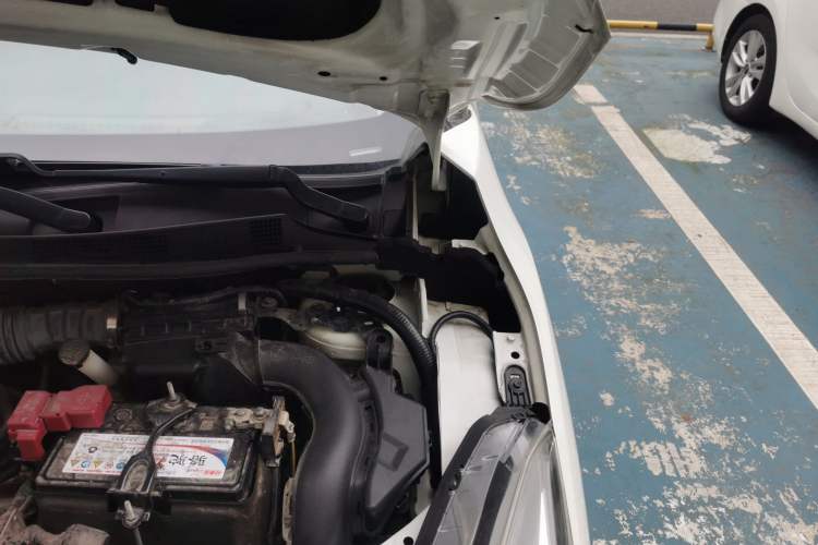 Used Nissan Lannia 2016 1.6L CVT Smart Cool Edition Engine Bay Left