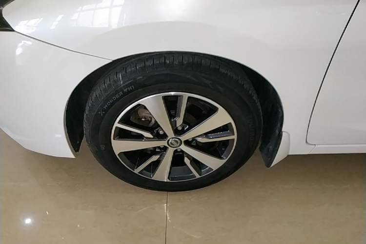 Used Nissan Lannia 2016 1.6L Manual Cool Edition Exterior 4