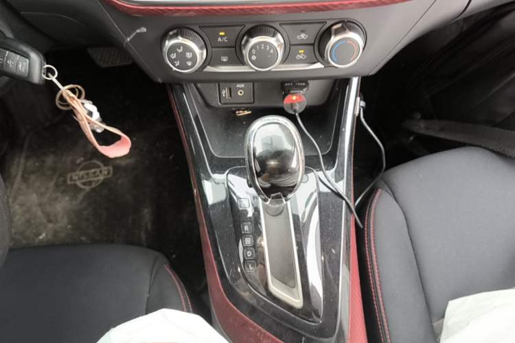 Used Nissan Lannia 2016 1.6L CVT Cool Edition Gear Lever