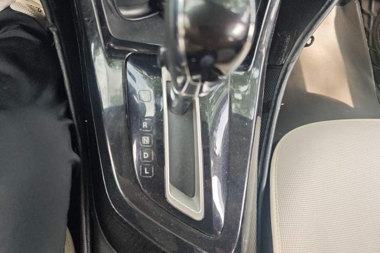 Used Nissan Lannia 2016 1.6L CVT Smart Cool Edition Gear Lever