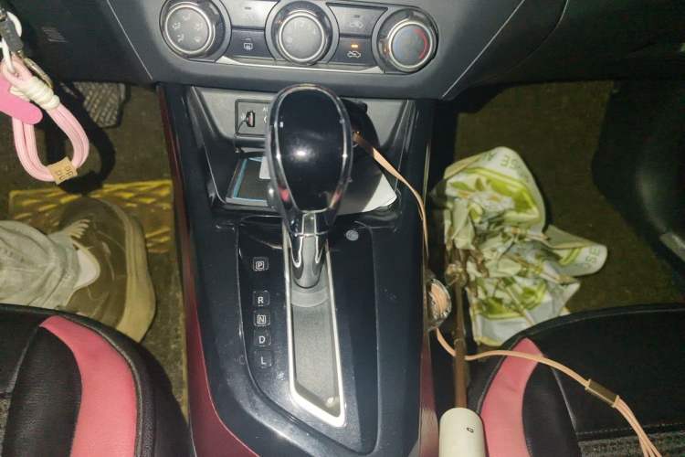 Used Nissan Lannia 2016 1.6L CVT Cool Edition Gear Lever
