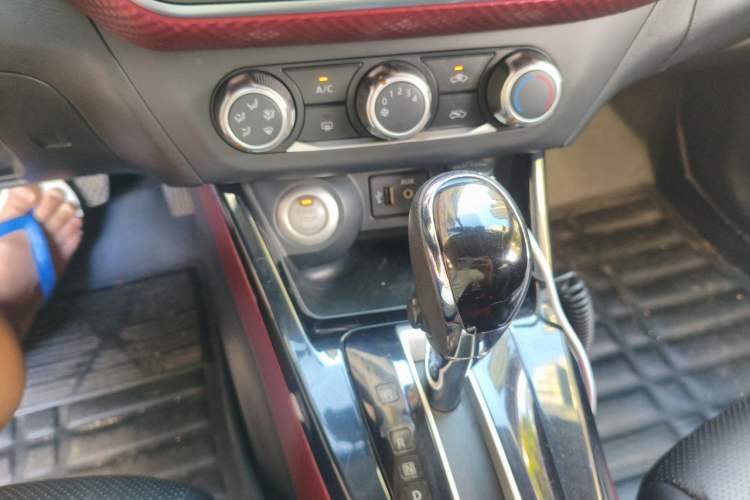 Used Nissan Lannia 2016 1.6L CVT Smart Cool Edition Gear Lever