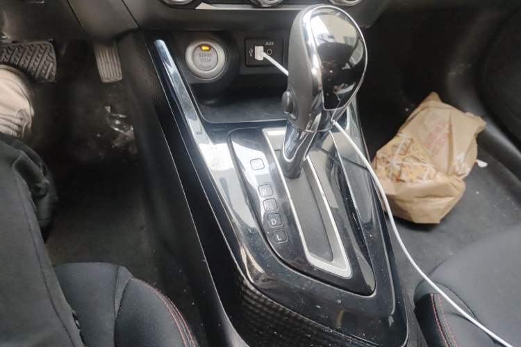 Used Nissan Lannia 2016 1.6L CVT Smart Edition Gear Lever