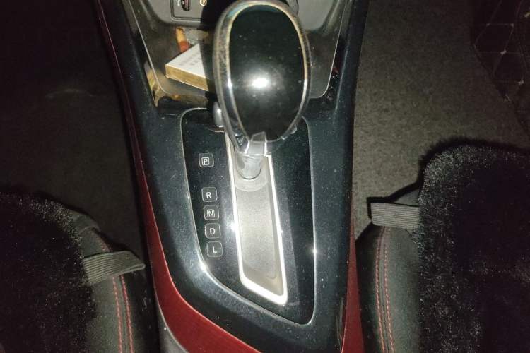 Used Nissan Lannia 2016 1.6L CVT Cool Edition Gear Lever