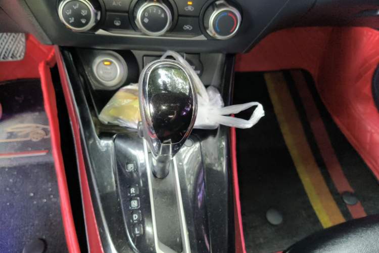 Used Nissan Lannia 2016 1.6L CVT Smart Cool Edition Gear Lever