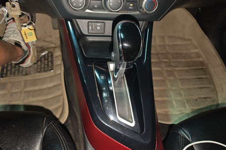 Used Nissan Lannia 2016 1.6L CVT Cool Edition Gear Lever