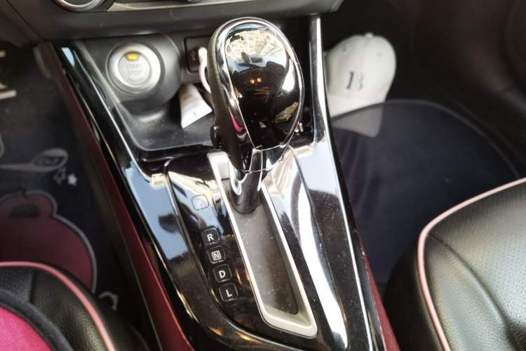Used Nissan Lannia 2016 1.6L CVT Smart Cool Edition Gear Lever