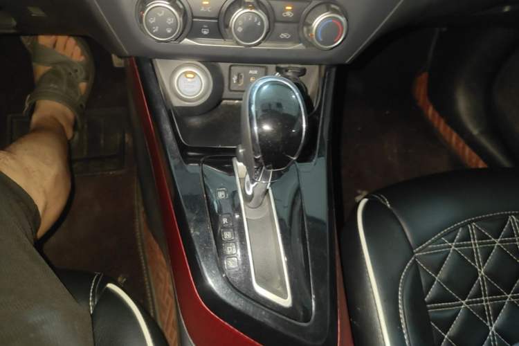 Used Nissan Lannia 2016 1.6L CVT Smart Cool Edition Gear Lever