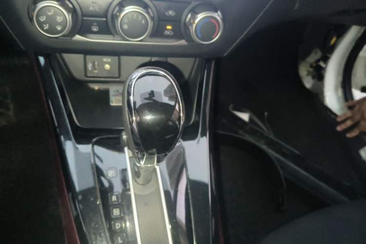 Used Nissan Lannia 2016 1.6L CVT Cool Edition Gear Lever
