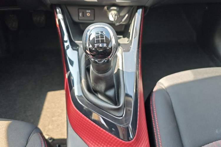 Used Nissan Lannia 2016 1.6L Manual Cool Edition Gear Lever