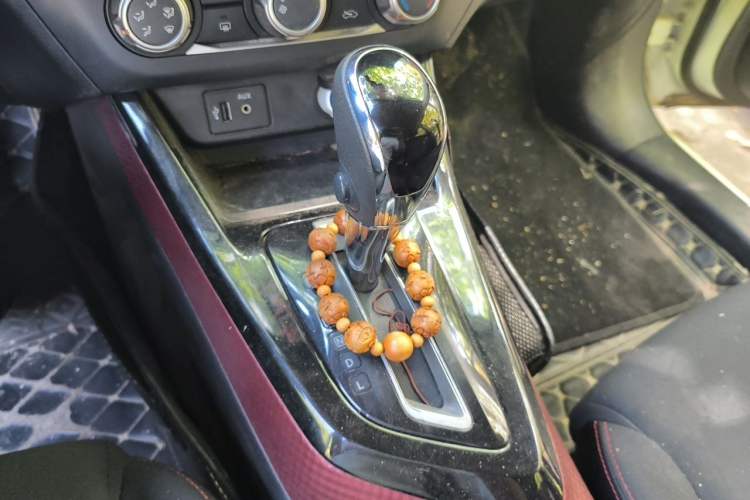 Used Nissan Lannia 2016 1.6L CVT Cool Edition Gear Lever